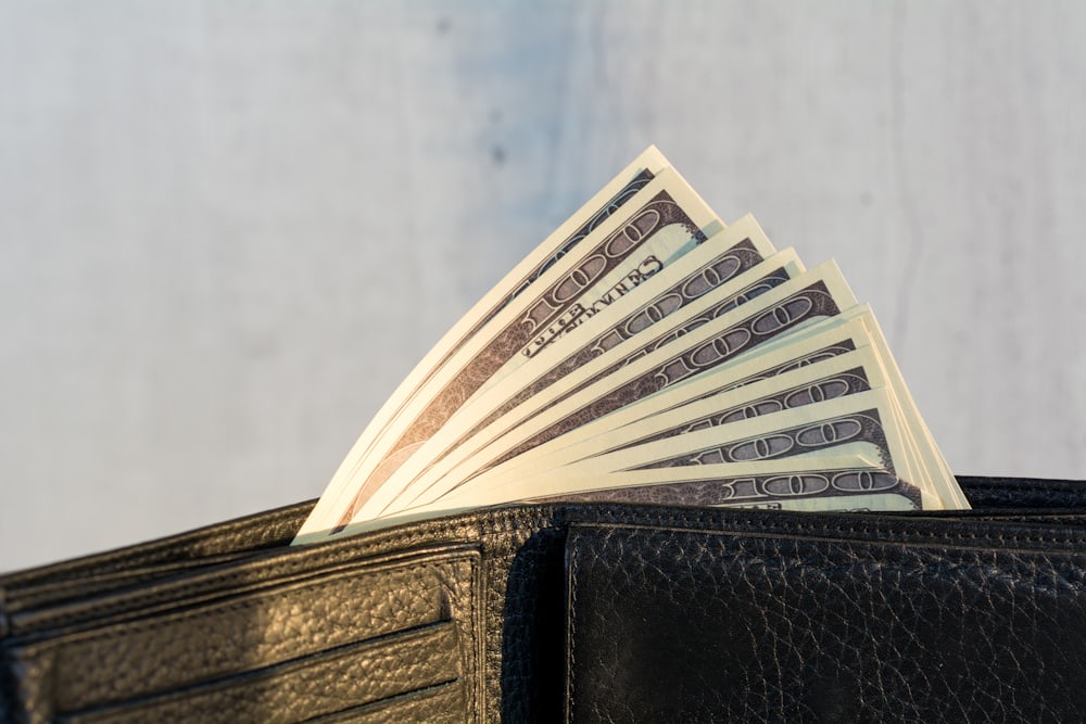 Dompet terbuka berisi uang kertas