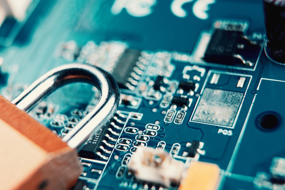 Gembok pada papan sirkuit elektronik