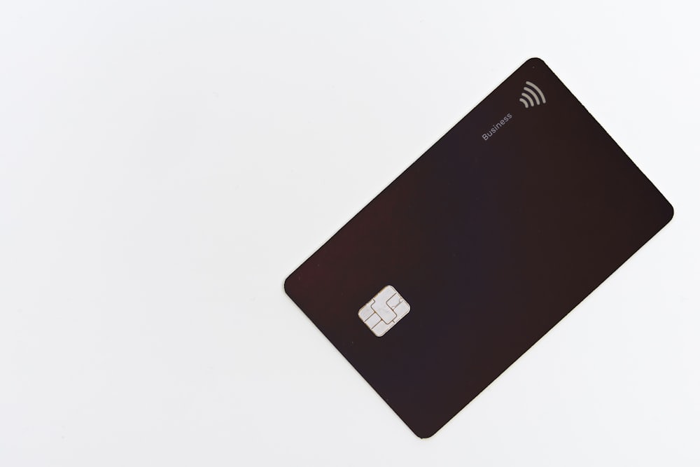 Kartu hitam eksklusif dengan chip emas