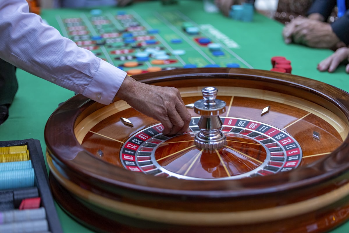 Tangan bandar memutar roda roulette di meja kasino