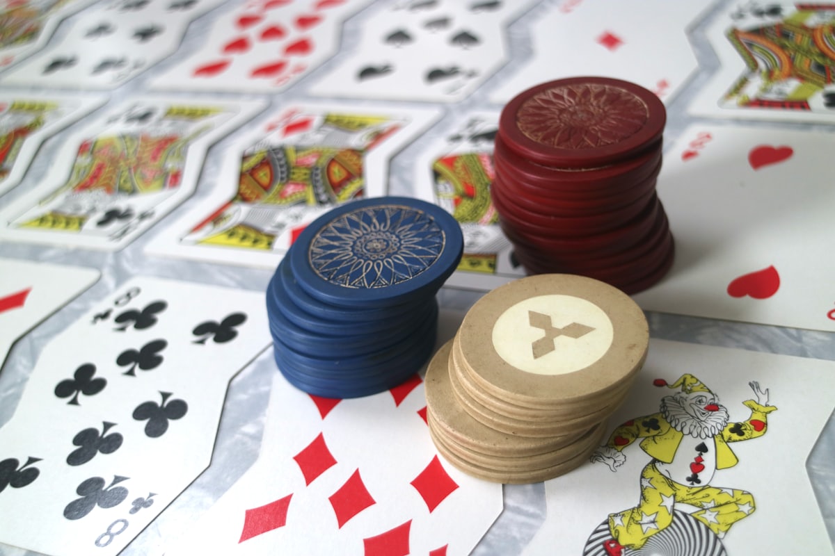 Chip poker diletakkan di atas kartu yang terbuka di meja