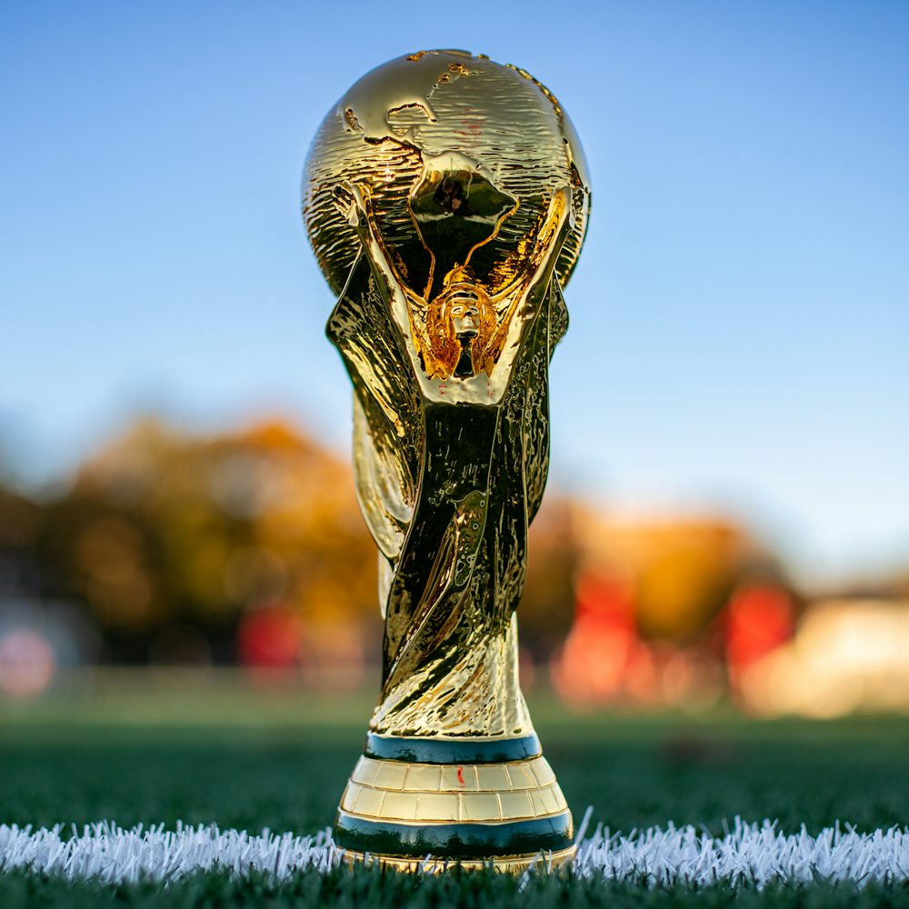 Piala juara sepak bola di atas lapangan hijau