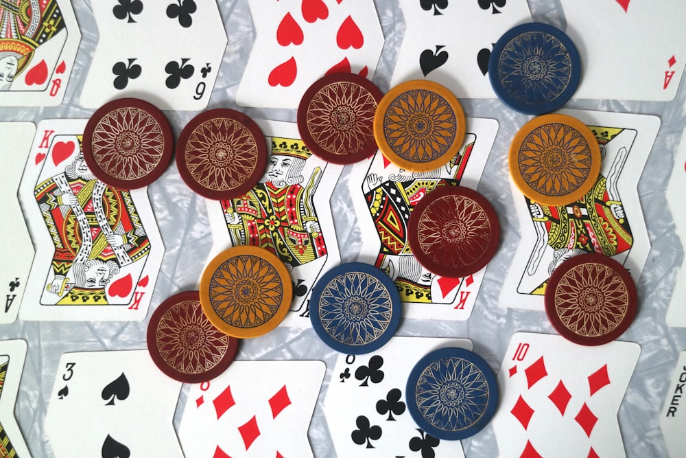 Chip poker dan kartu tergeletak di atas meja hijau
